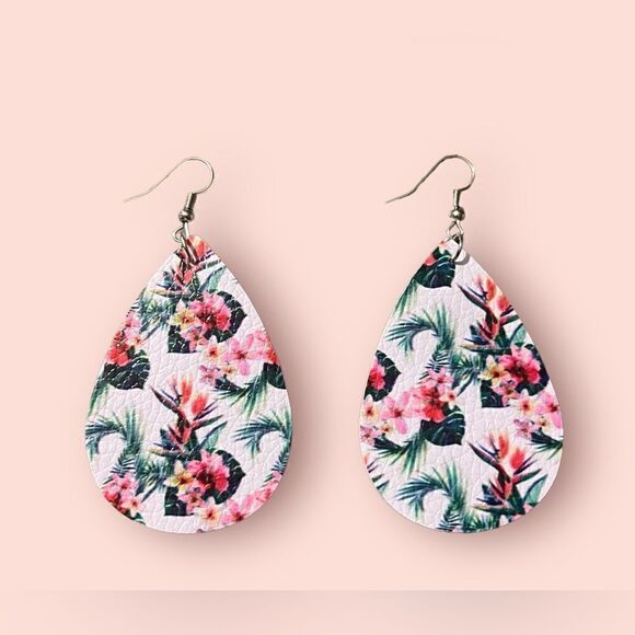 3/ $15 Brand New Faux Leather Earrings - Picture 1 of 3